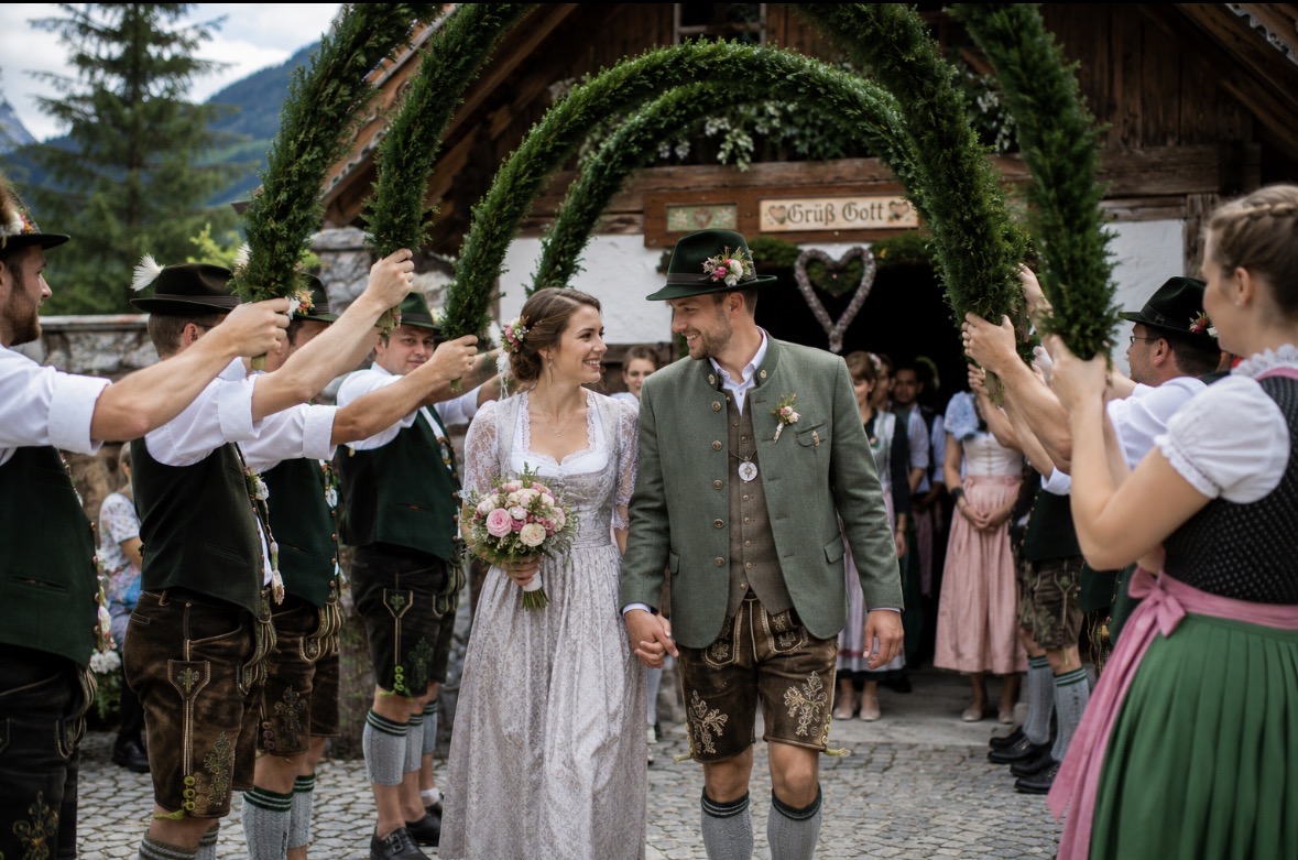 Bayerische Hochzeitsbräuche: Traditionen, die den schönsten Tag noch unvergesslicher machen